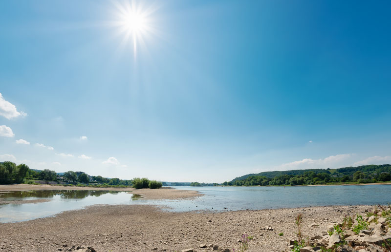 Fluss mit niedrigem Wasserpegel